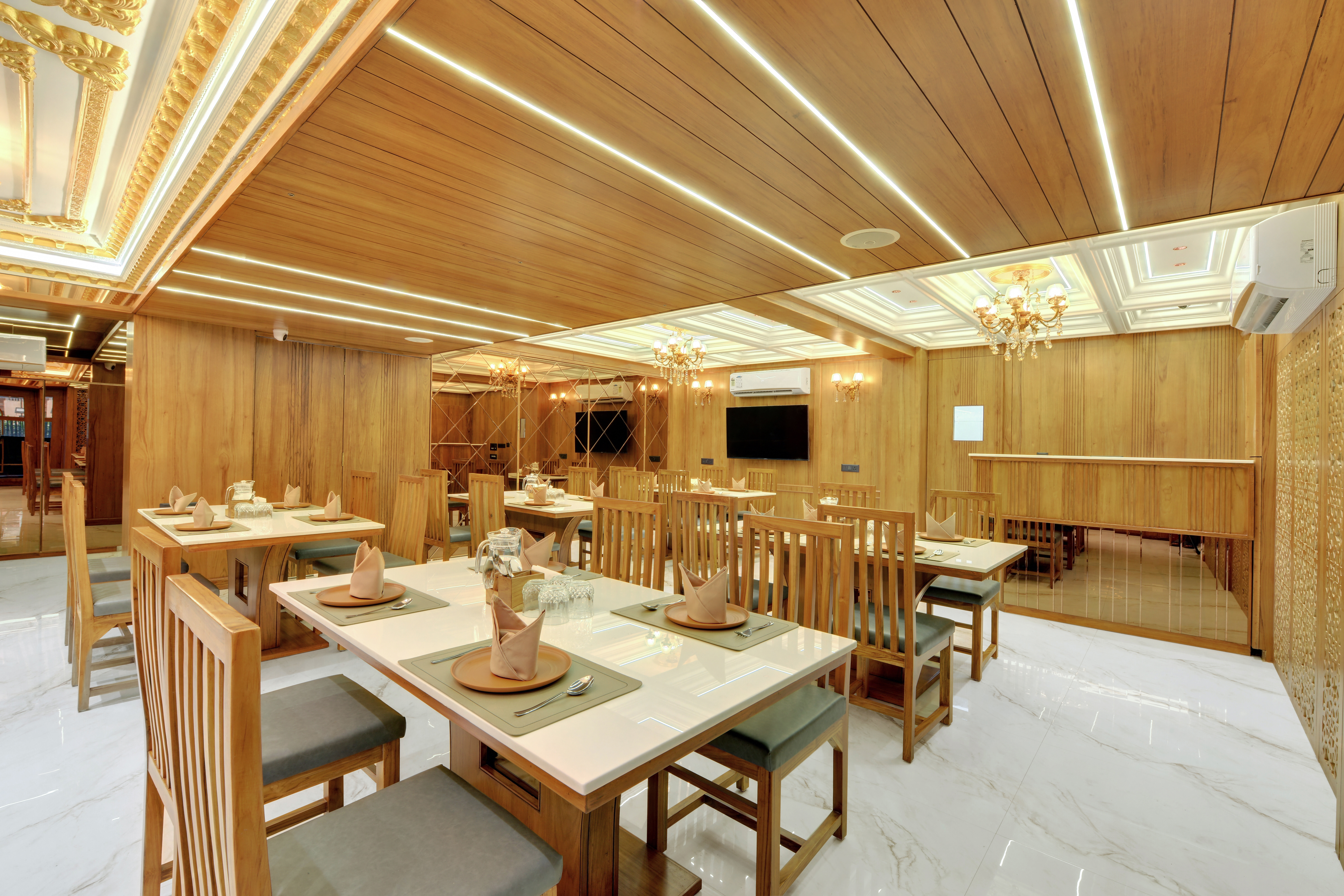 Hotel Shital Inn restaurant seating and dining tables